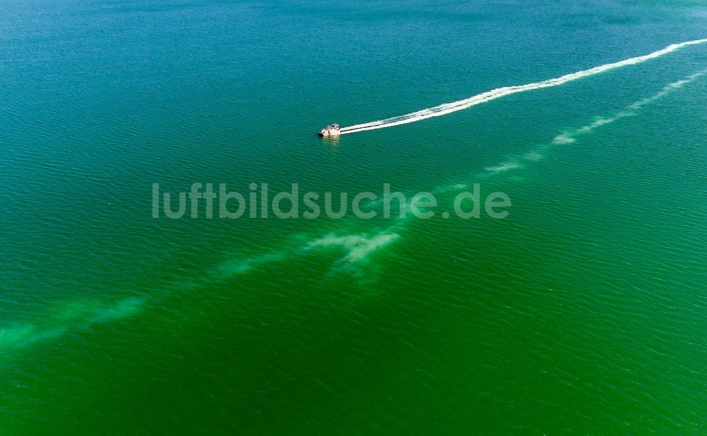 Luftaufnahme Großpösna - Kalkboot - Spezialschiff vom Typ BRAHE in Fahrt auf dem Störmthaler See in Großpösna im Bundesland Sachsen, Deutschland