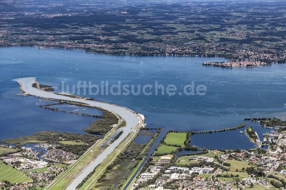Hard aus der Vogelperspektive: Kanal der Fluß- Mündung des Rheins in den Bodensee bei Fußach und Hard in Vorarlberg, Österreich