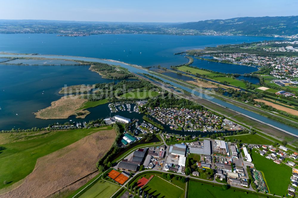 Luftaufnahme Hard - Kanal der Fluss- Mündung des Rheins in den Bodensee bei Fußach und Hard in Vorarlberg, Österreich