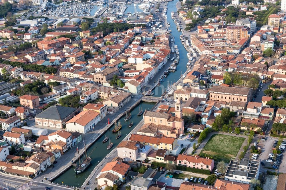 Luftbild Cesenatico - Kanal zum Yachthafen mit Sportboot- Anlegestellen und Bootsliegeplätzen am Uferbereich der Adria in Cesenatico in Emilia-Romagna, Italien