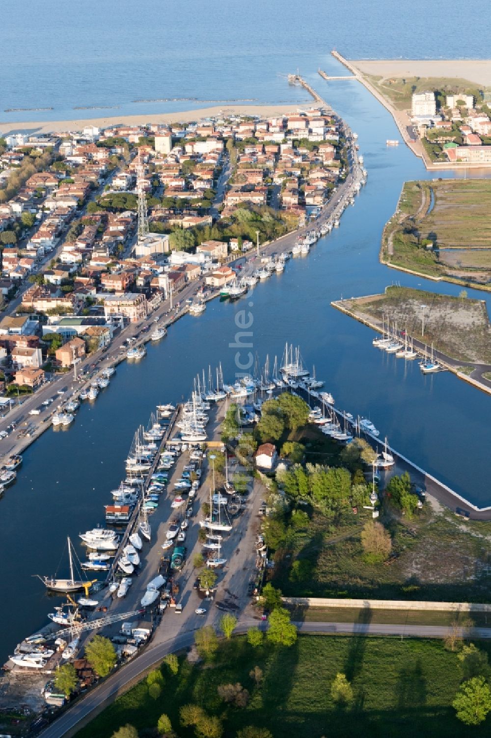 Porto Garibaldi aus der Vogelperspektive: Kanal zur Meeres- Küste der Adria in Porto Garibaldi in Emilia-Romagna, Italien