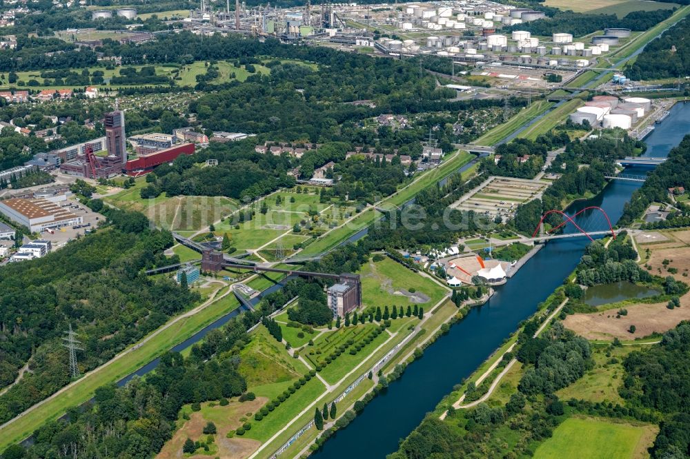 Luftaufnahme Gelsenkirchen - Kanalverlauf des Rhein-Herne-Kanal und parallel dazu der Flussverlauf der Emscher in Gelsenkirchen im Bundesland Nordrhein-Westfalen, Deutschland