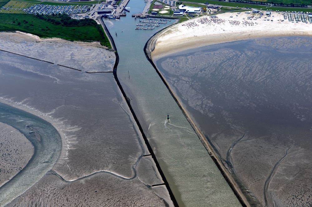 Luftaufnahme Esens - Kanalverlauf und Uferbereiche des Benser Außentiefs in Bensersiel im Bundesland Niedersachsen