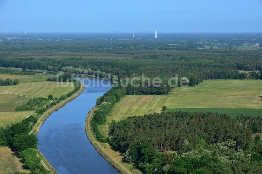 Kade von oben - Kanalverlauf und Uferbereiche des Elbe-Havel-Kanal in Kade im Bundesland Sachsen-Anhalt