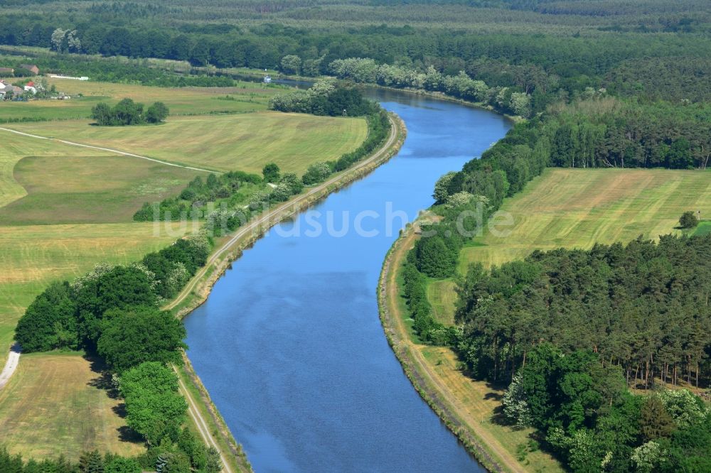 Kade aus der Vogelperspektive: Kanalverlauf und Uferbereiche des Elbe-Havel-Kanal in Kade im Bundesland Sachsen-Anhalt