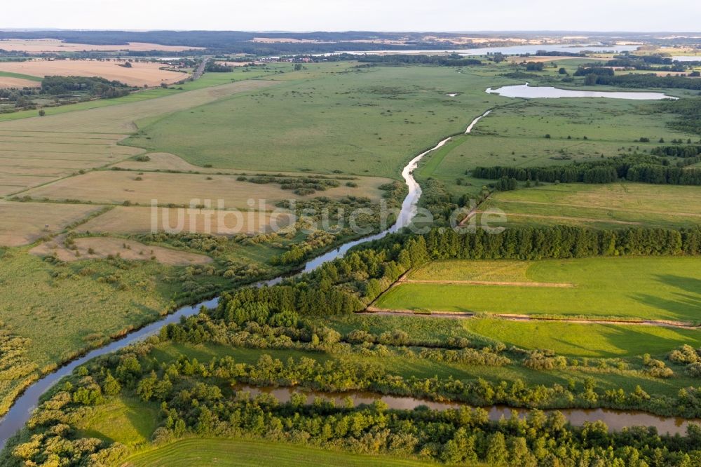 Luftbild Seelübbe - Kanalverlauf und Uferbereiche des Kanals zwischen Ober- und Unteruckersee in Seelübbe im Bundesland Brandenburg, Deutschland