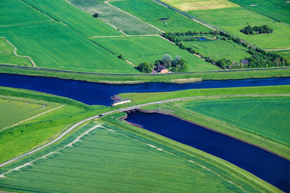 Luftaufnahme Ockholm - Kanalverlauf und Uferbereiche des Verbindungskanales Bongsieler Kanal in Ockholm im Bundesland Schleswig-Holstein, Deutschland