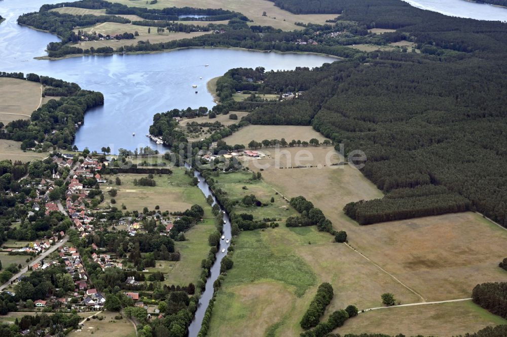 Rheinsberg von oben - Kanalverlauf und Uferbereiche des Verbindungskanales Hüttenkanal in Rheinsberg im Bundesland Brandenburg, Deutschland