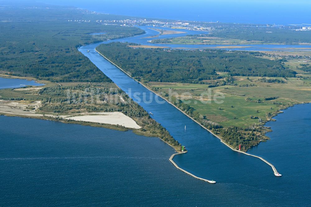 Luftaufnahme Swinemünde - Kanalverlauf und Uferbereiche des Verbindungskanales Kaiserfahrt - Kanal Piastowski auch Piastenkanal in Swinemünde in Woiwodschaft Westpommern, Polen