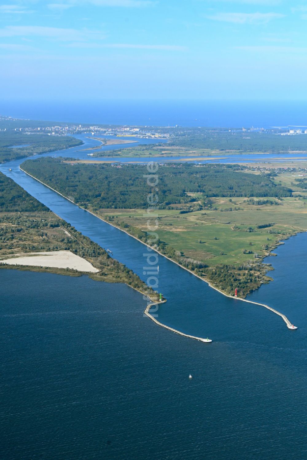 Swinemünde von oben - Kanalverlauf und Uferbereiche des Verbindungskanales Kaiserfahrt - Kanal Piastowski auch Piastenkanal in Swinemünde in Woiwodschaft Westpommern, Polen