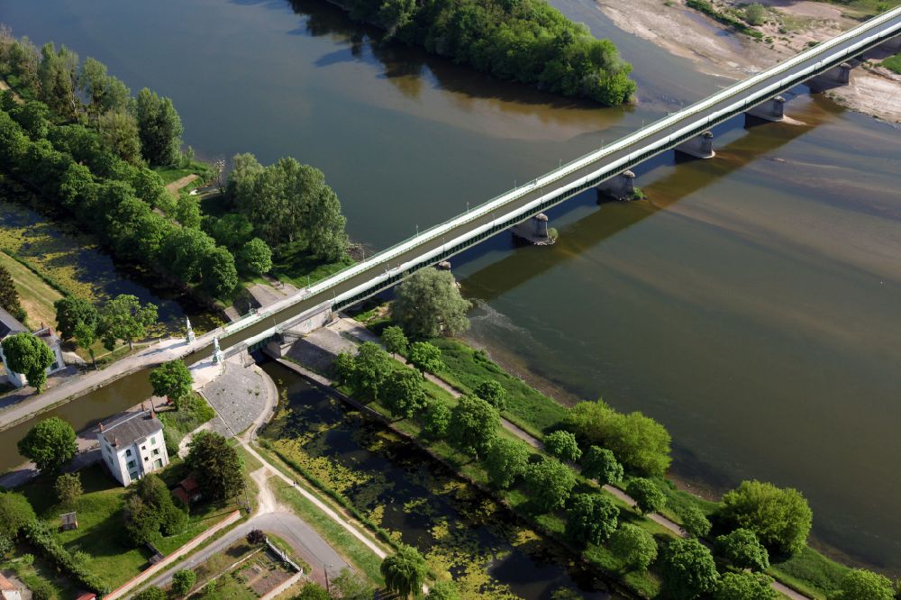 Briare aus der Vogelperspektive: Kanalverlauf und Uferbereiche des Verbindungskanales Kanalbrücke Briare in Briare in Centre-Val de Loire, Frankreich