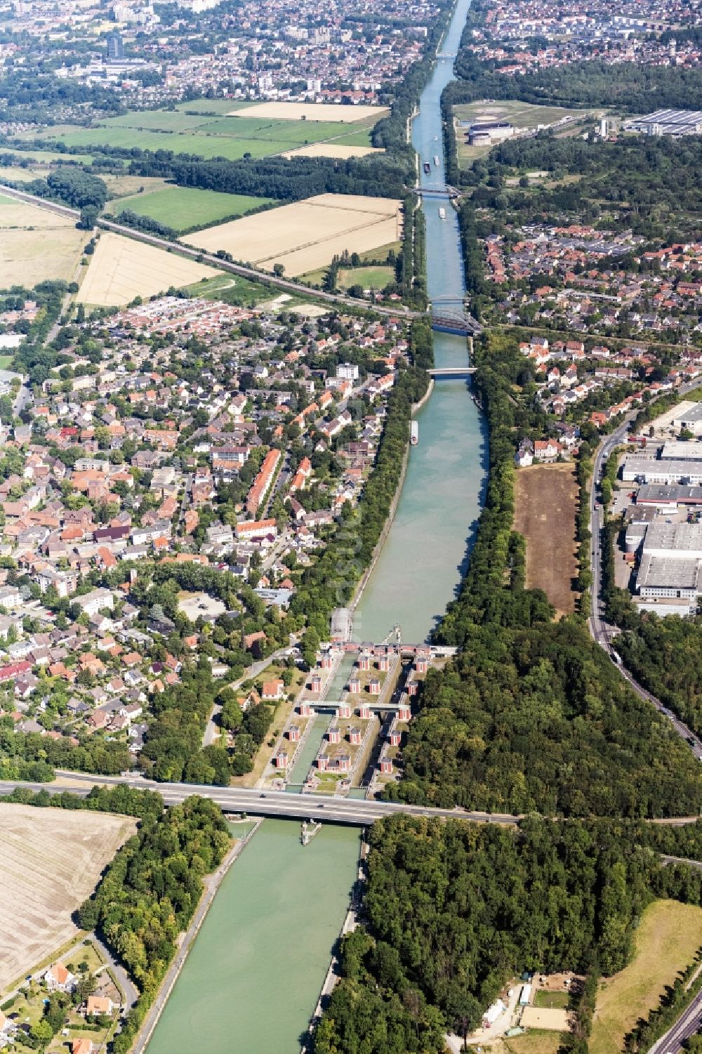 Luftbild Hannover - Kanalverlauf und Uferbereiche des Verbindungskanales Mittellandkanals im Vordergrund die Schleuse Anderten in Hannover im Bundesland Niedersachsen, Deutschland