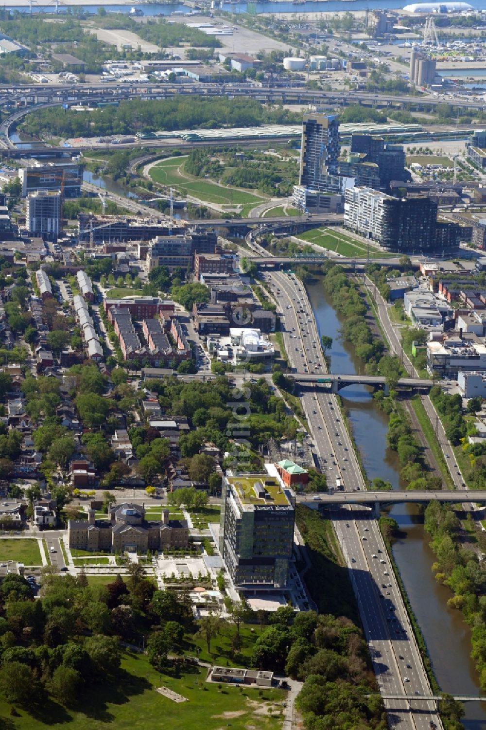 Toronto aus der Vogelperspektive: Kanalverlauf und Uferbereiche der Wasserstraße der Binnenschiffahrt Don River entlang der Don Vallay Pkwy in Toronto in Ontario, Kanada