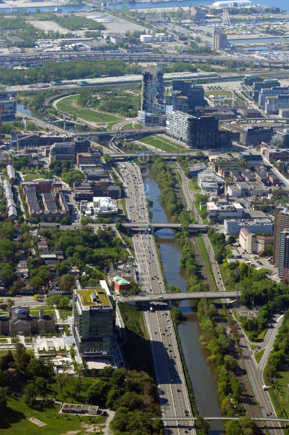 Luftbild Toronto - Kanalverlauf und Uferbereiche der Wasserstraße der Binnenschiffahrt Don River entlang der Don Vallay Pkwy in Toronto in Ontario, Kanada
