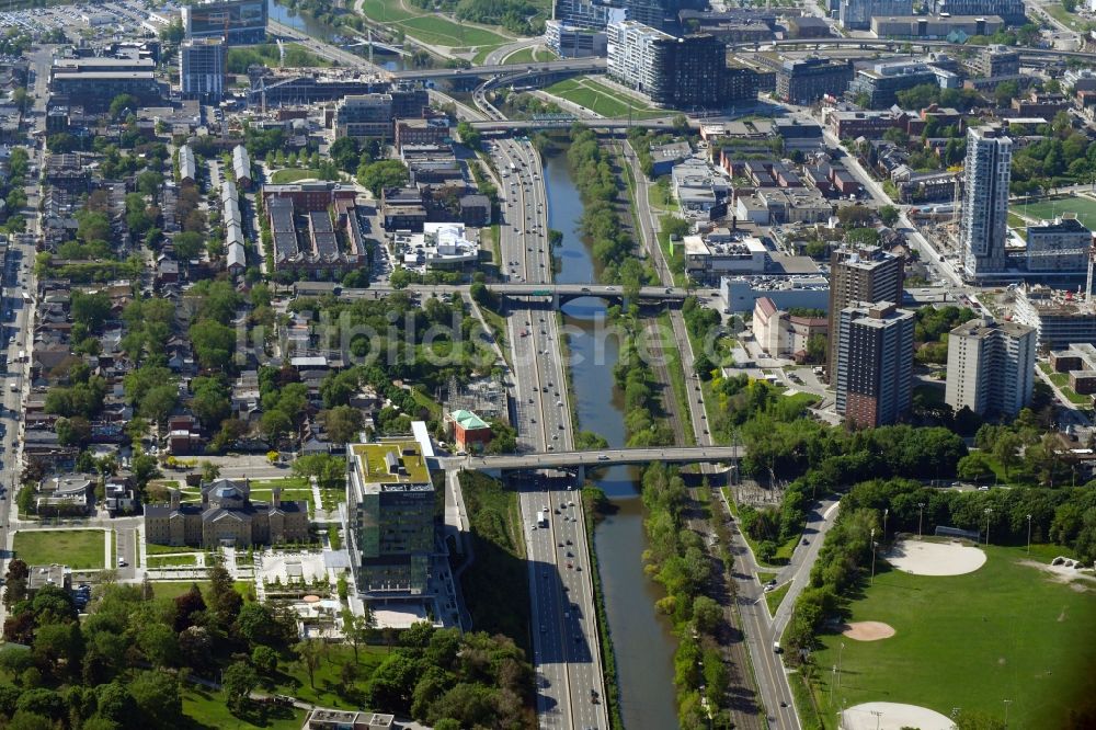 Luftaufnahme Toronto - Kanalverlauf und Uferbereiche der Wasserstraße der Binnenschiffahrt Don River entlang der Don Vallay Pkwy in Toronto in Ontario, Kanada