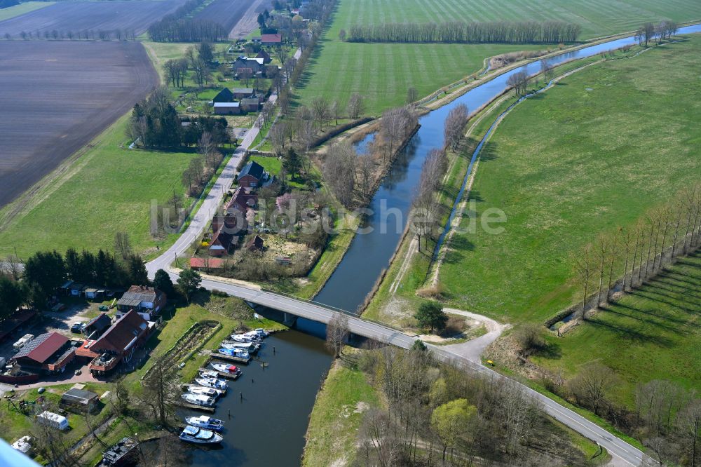 Luftbild Neu Göhren - Kanalverlauf und Uferbereiche der Wasserstraße der Binnenschiffahrt der MEW Müritz- Elde- Wasserstraße in Neu Göhren im Bundesland Mecklenburg-Vorpommern, Deutschland