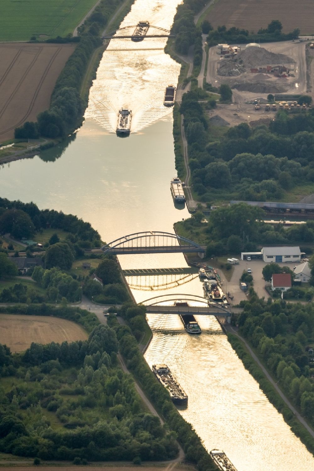 Luftbild Sehnde - Kanalverlauf und Uferbereiche der Wasserstraße der Binnenschiffahrt am Mittellandkanal in Sehnde im Bundesland Niedersachsen, Deutschland