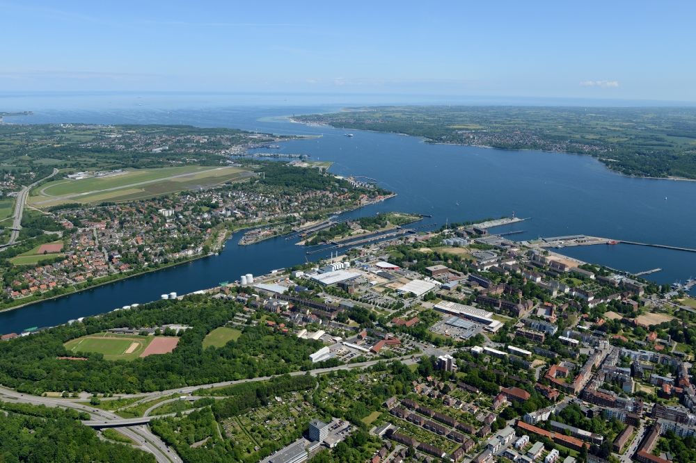 Kiel von oben - Kanalverlauf und Uferbereiche der Wasserstraße der Binnenschiffahrt Nord-Ostsee-Kanal in Kiel im Bundesland Schleswig-Holstein
