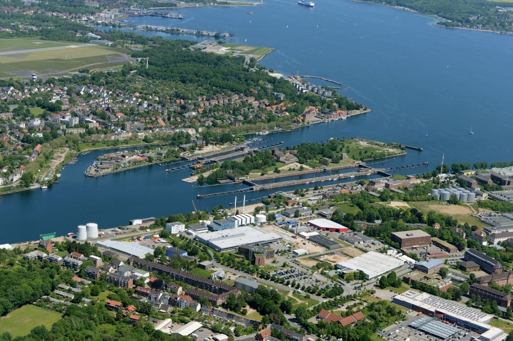 Luftbild Kiel - Kanalverlauf und Uferbereiche der Wasserstraße der Binnenschiffahrt Nord-Ostsee-Kanal in Kiel im Bundesland Schleswig-Holstein