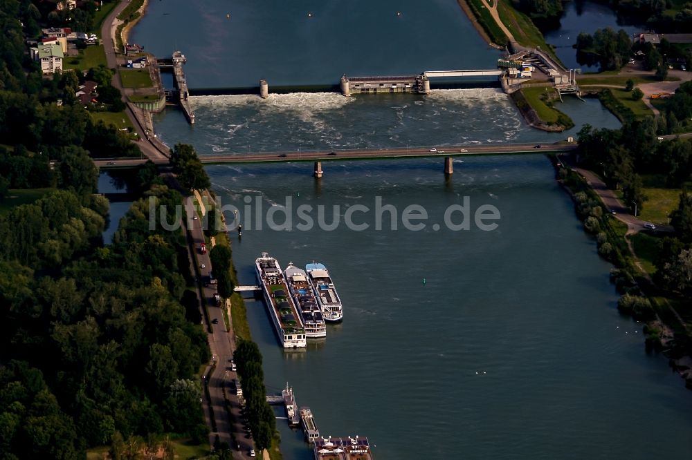 Luftaufnahme Breisach am Rhein - Kanalverlauf und Uferbereiche der Wasserstraße der Binnenschiffahrt am Rhein in Breisach am Rhein im Bundesland Baden-Württemberg, Deutschland