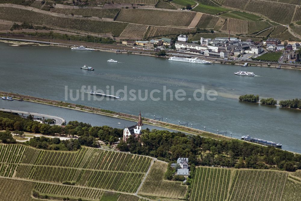 Luftaufnahme Rüdesheim am Rhein - Kanalverlauf und Uferbereiche der Wasserstraße der Binnenschiffahrt auf dem Rhein in Rüdesheim am Rhein im Bundesland Hessen, Deutschland