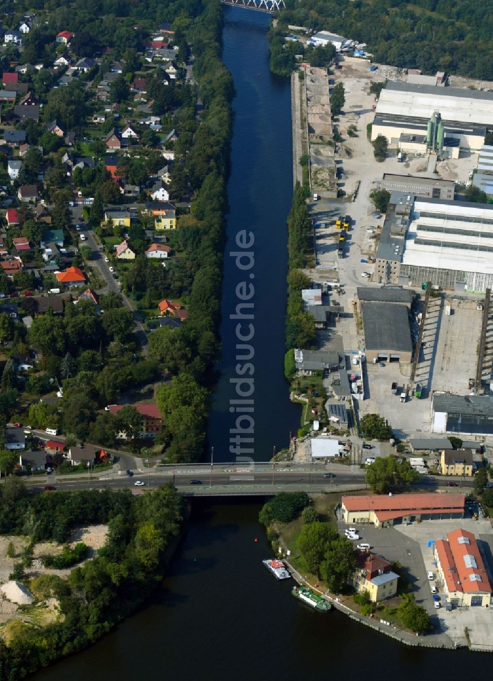Luftaufnahme Berlin - Kanalverlauf und Uferbereiche der Wasserstraße der Binnenschiffahrt zwischen Teltowkanal - Dahme im Ortsteil Grünau in Berlin, Deutschland