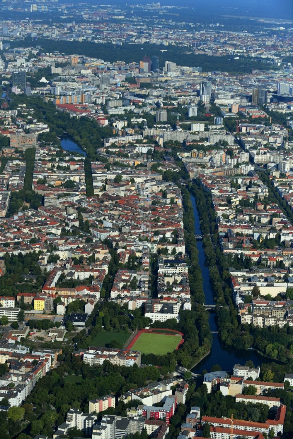 Luftbild Berlin - Kanalverlauf und Uferbereiche der Wasserstraße Landwehrkanal im Ortsteil Kreuzberg in Berlin, Deutschland