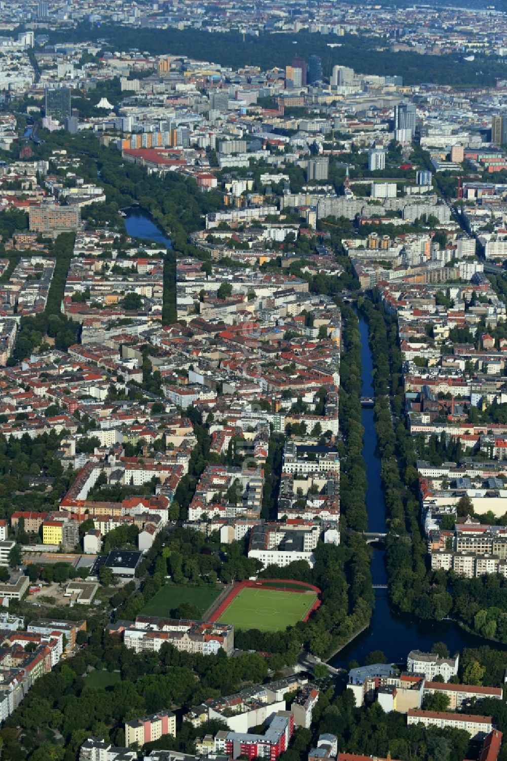 Luftaufnahme Berlin - Kanalverlauf und Uferbereiche der Wasserstraße Landwehrkanal im Ortsteil Kreuzberg in Berlin, Deutschland