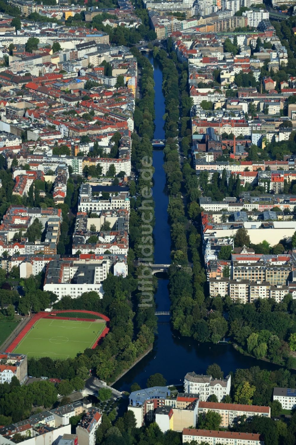 Berlin von oben - Kanalverlauf und Uferbereiche der Wasserstraße Landwehrkanal im Ortsteil Kreuzberg in Berlin, Deutschland