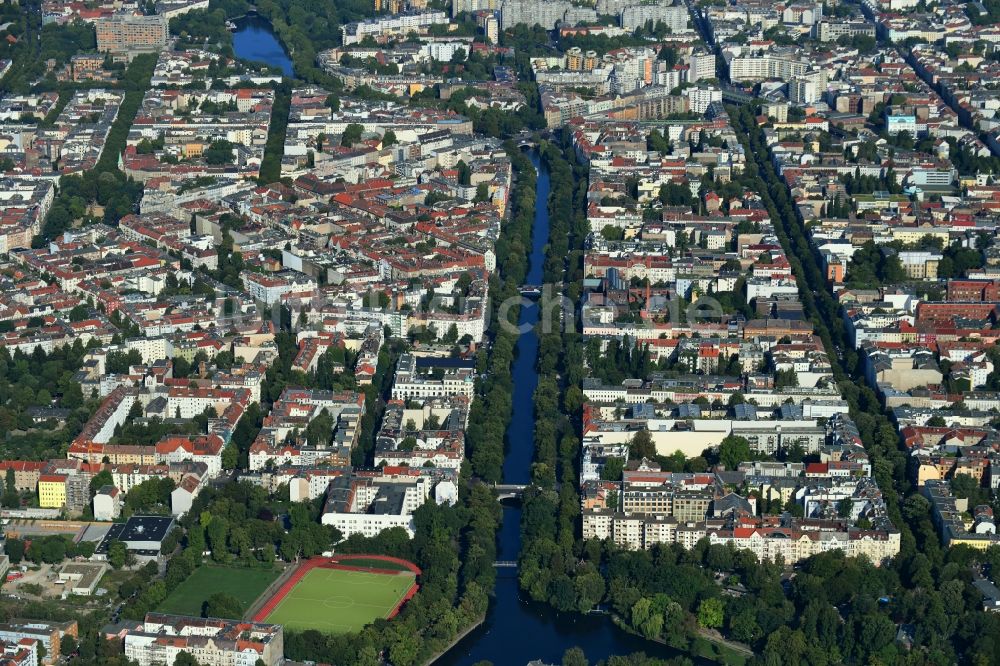Berlin aus der Vogelperspektive: Kanalverlauf und Uferbereiche der Wasserstraße Landwehrkanal im Ortsteil Kreuzberg in Berlin, Deutschland