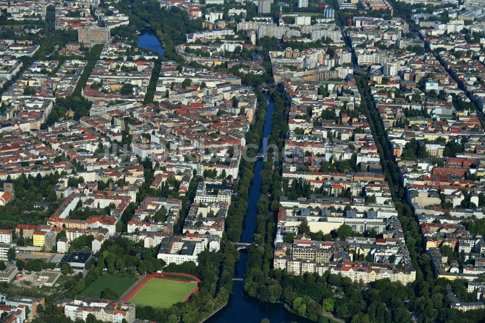 Luftbild Berlin - Kanalverlauf und Uferbereiche der Wasserstraße Landwehrkanal im Ortsteil Kreuzberg in Berlin, Deutschland