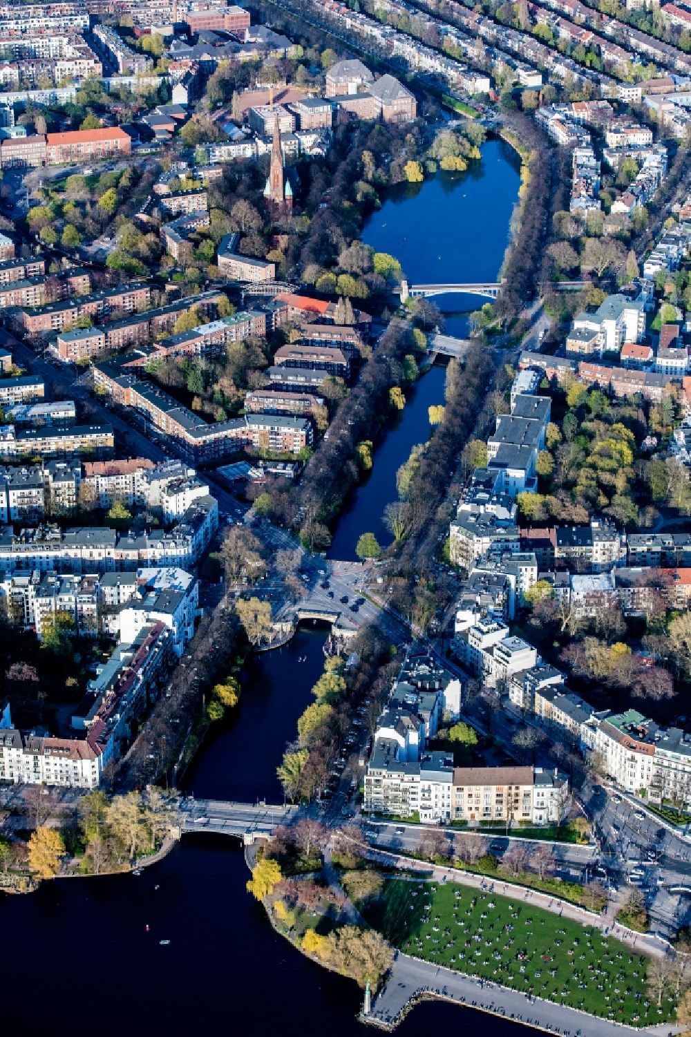 Hamburg aus der Vogelperspektive: Kanalverlauf und Uferbereiche der Wasserstraße Mundsburger Kanal im Ortsteil Uhlenhorst in Hamburg, Deutschland