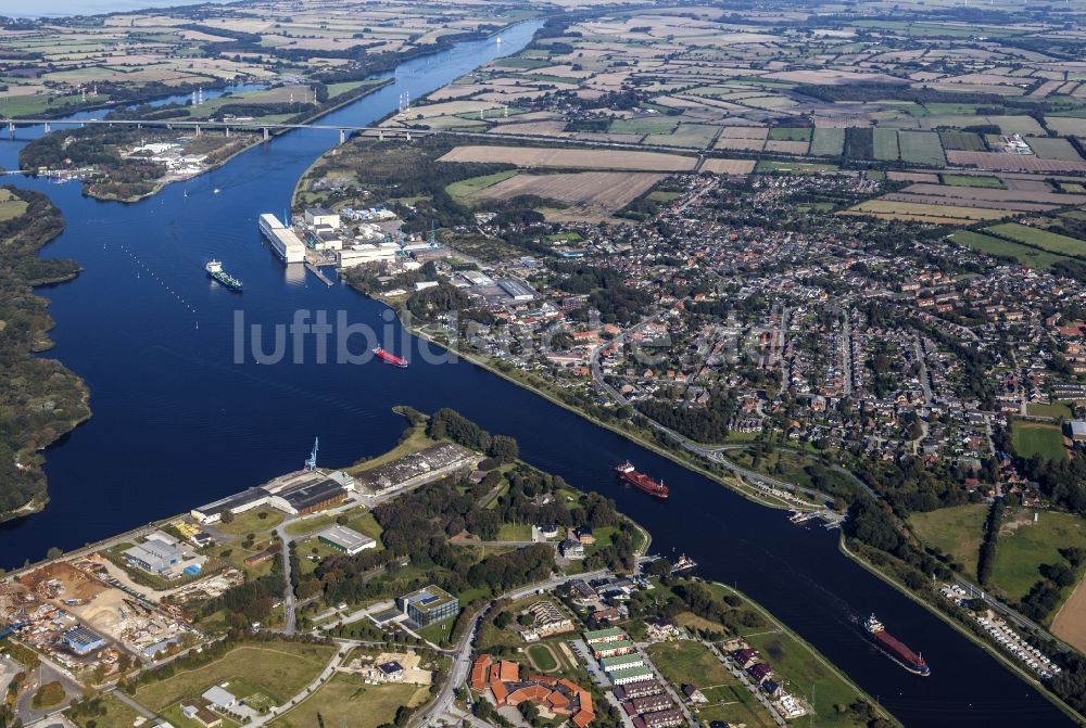 Luftaufnahme Rendsburg - Kanalverlauf und Uferbereiche der Wasserstraße Nord-Ostsee-Kanal in Rendsburg im Bundesland Schleswig-Holstein