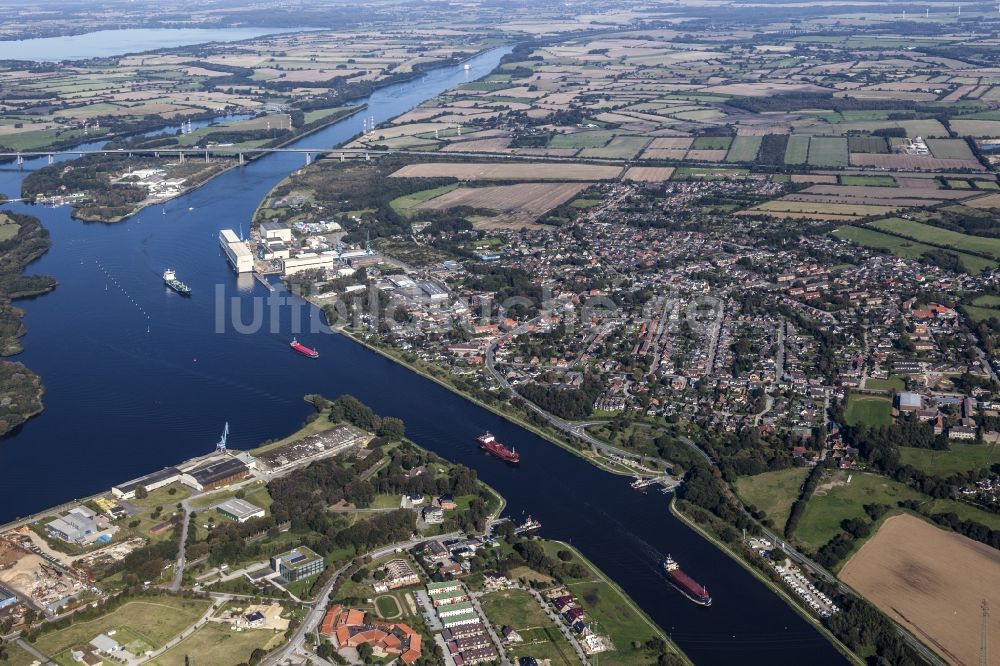 Rendsburg von oben - Kanalverlauf und Uferbereiche der Wasserstraße Nord-Ostsee-Kanal in Rendsburg im Bundesland Schleswig-Holstein