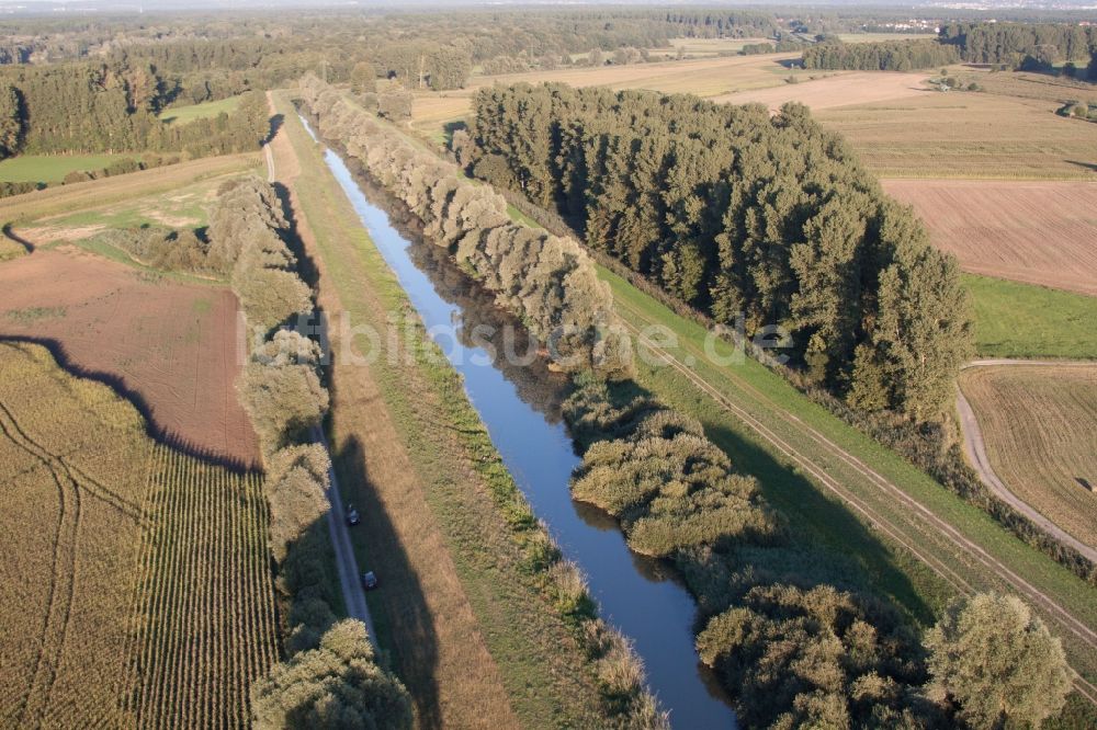 Dettenheim aus der Vogelperspektive: Kanalverlauf und Uferbereiche der Wasserstraße des Saalbachkanal in Dettenheim im Bundesland Baden-Württemberg