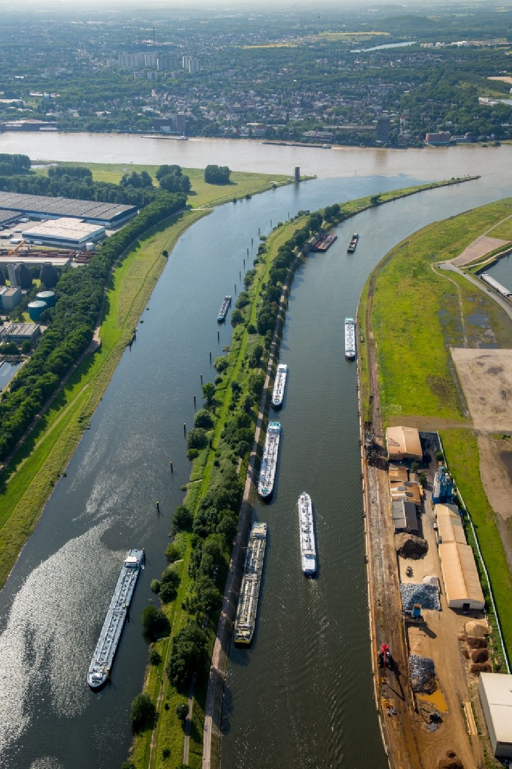 Luftaufnahme Duisburg - Kanalverlauf und Uferbereiche der Wasserstraßen der Binnenschifffahrt Rhein und Ruhr in Duisburg im Bundesland Nordrhein-Westfalen