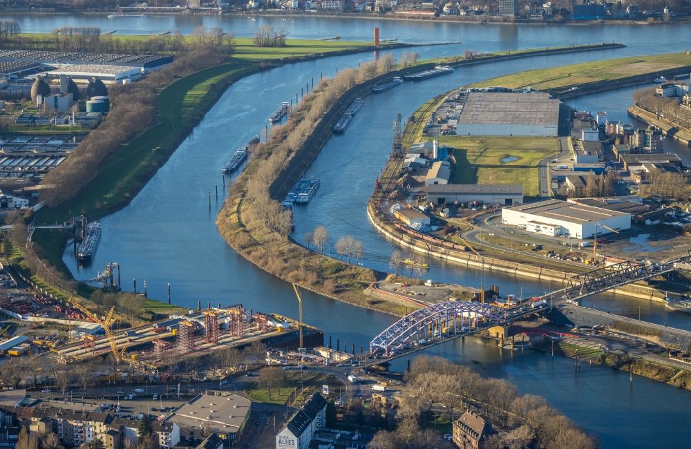 Duisburg von oben - Kanalverlauf und Uferbereiche der Wasserstraßen der Binnenschifffahrt Rhein und Ruhr in Duisburg im Bundesland Nordrhein-Westfalen