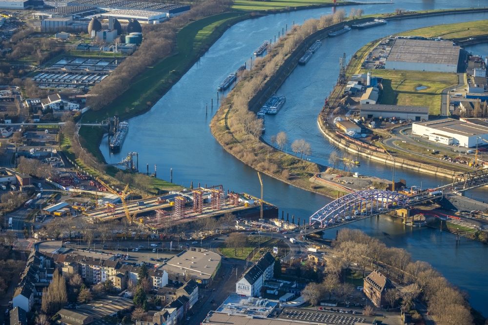 Luftaufnahme Duisburg - Kanalverlauf und Uferbereiche der Wasserstraßen der Binnenschifffahrt Rhein und Ruhr in Duisburg im Bundesland Nordrhein-Westfalen