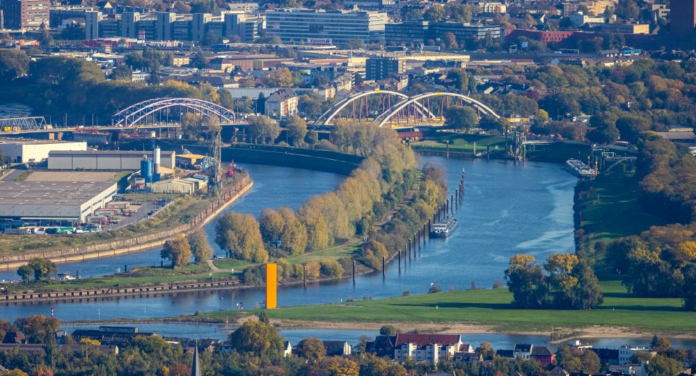 Duisburg von oben - Kanalverlauf und Uferbereiche der Wasserstraßen der Binnenschifffahrt Ruhr in Duisburg im Bundesland Nordrhein-Westfalen