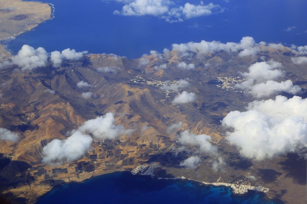 Haria aus der Vogelperspektive: Kanarische Insel Lanzarote mit der Landschaft im Bereich der Gemeinde Haria auf den Kanaren in Canarias, Spanien