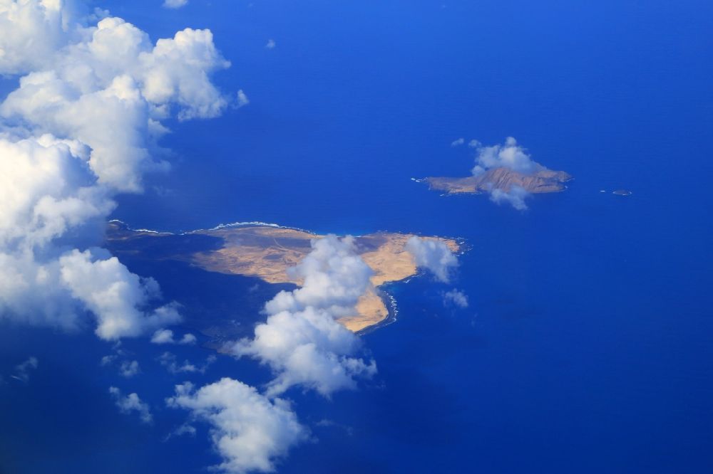 Caleta del Sebo von oben - Kanarische Inseln La Graciosa und Isla de Montana Clara im Atlantischen Ozean, Spanien