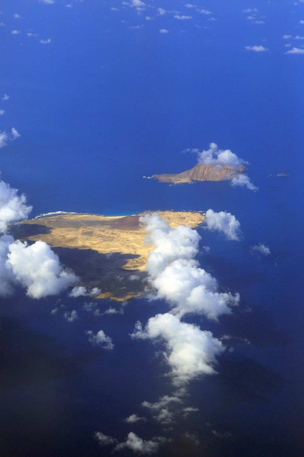 Caleta del Sebo aus der Vogelperspektive: Kanarische Inseln La Graciosa und Isla de Montana Clara im Atlantischen Ozean, Spanien