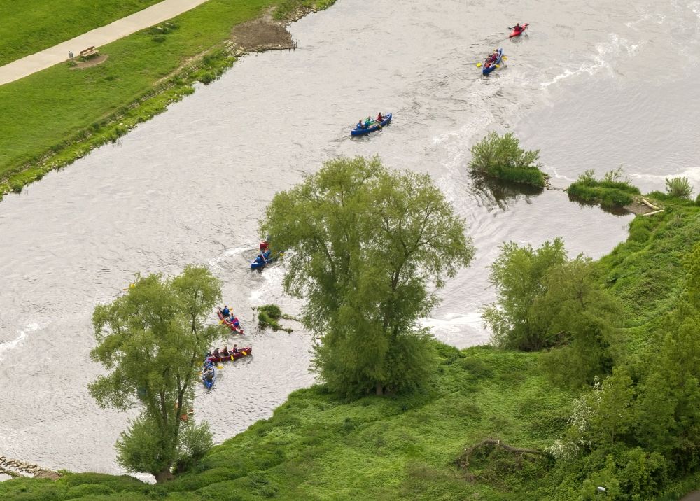 Hattingen aus der Vogelperspektive: Kanu - Sportboot - Fahrer auf der Ruhr in der Ruhrauen- Landschaft bei Hattingen im Bundesland Nordrhein-Westfalen NRW