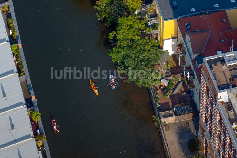 Luftbild Leipzig - Kanuten und Ruderboot in Fahrt entlang des Flussverlaufs Weiße Elster in Leipzig im Bundesland Sachsen, Deutschland