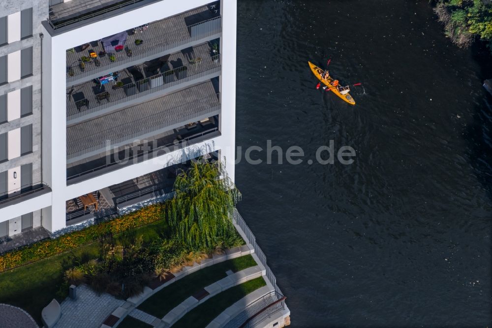 Leipzig von oben - Kanuten und Ruderboot in Fahrt entlang des Flussverlaufs Weiße Elster in Leipzig im Bundesland Sachsen, Deutschland