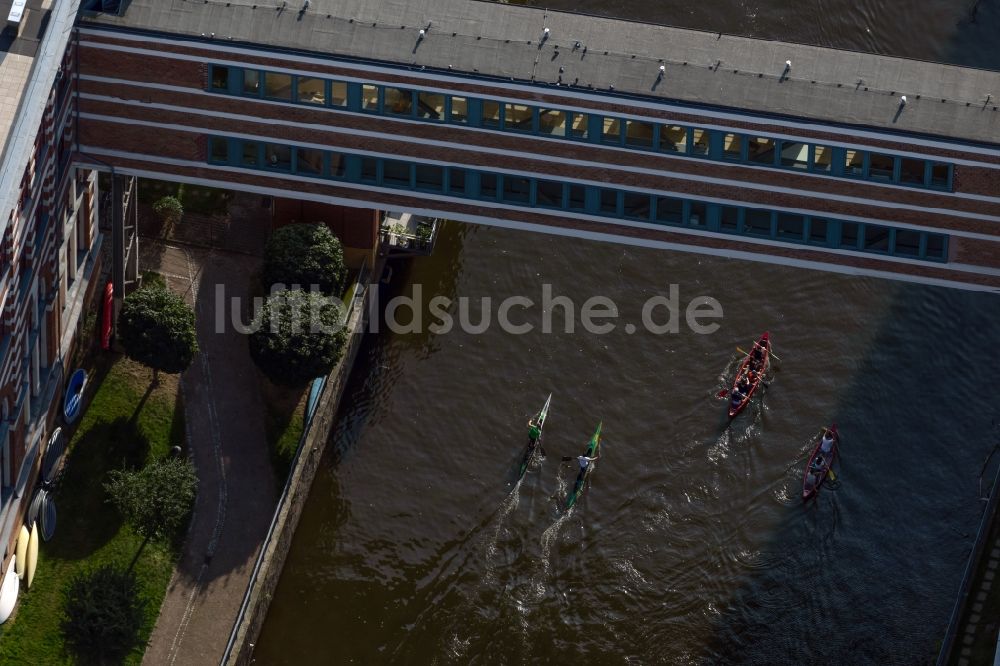 Luftaufnahme Leipzig - Kanuten und Ruderboot in Fahrt entlang des Flussverlaufs Weiße Elster in Leipzig im Bundesland Sachsen, Deutschland