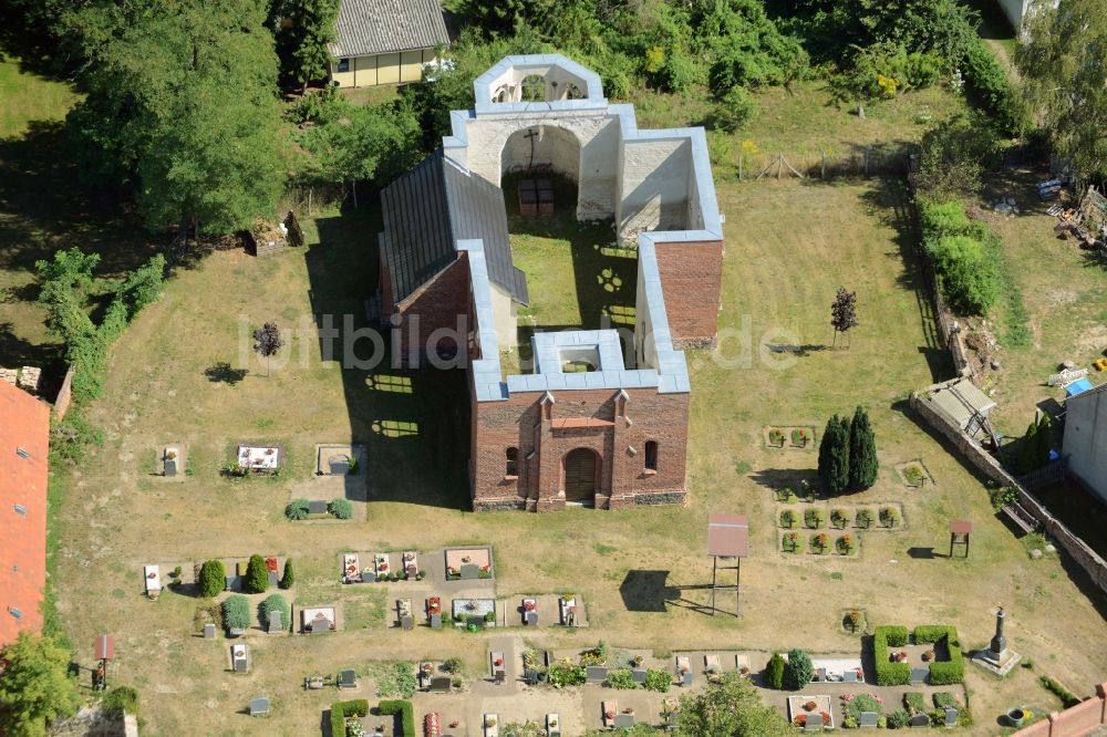 Schönfließ von oben - Kapelle auf dem Gelände des Friedhofes in Schönfließ im Bundesland Brandenburg
