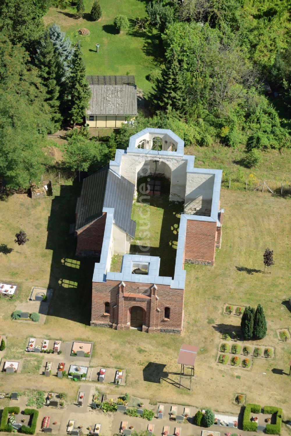 Schönfließ von oben - Kapelle auf dem Gelände des Friedhofes in Schönfließ im Bundesland Brandenburg
