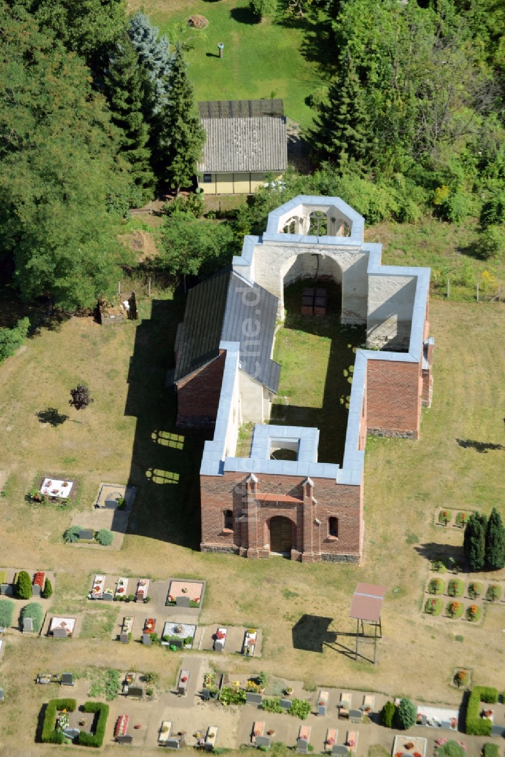 Schönfließ aus der Vogelperspektive: Kapelle auf dem Gelände des Friedhofes in Schönfließ im Bundesland Brandenburg