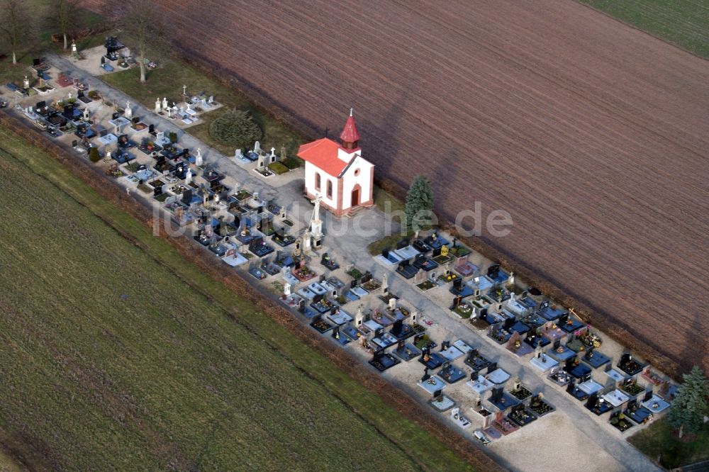 Luftaufnahme Salmbach - Kapelle und Grabreihen auf dem Gelände des Friedhofes in Salmbach in Alsace-Champagne-Ardenne-Lorraine, Frankreich